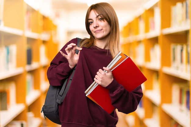 Student kobieta dumna z siebie na nieostre tło. powrót do szkoły