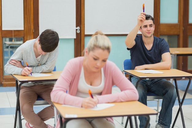 Student, który chce zadać pytanie w klasie