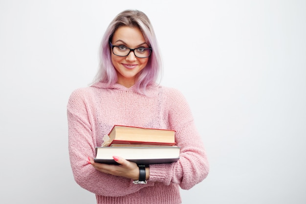 Student. Młoda kobieta z książkami. Miła dziewczyna jest gotowa do nauki