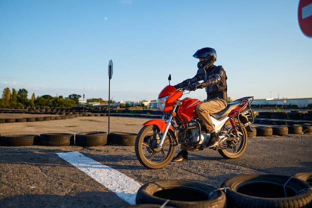 Student na motocyklu na starcie, motordrom