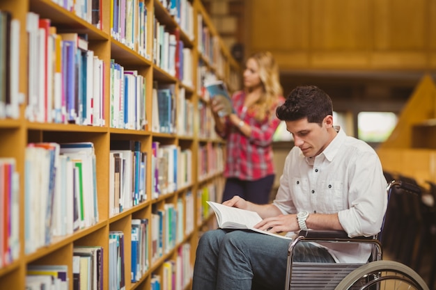 Student Na Wózku Inwalidzkim Rozmawia Z Kolegą Z Klasy W Bibliotece