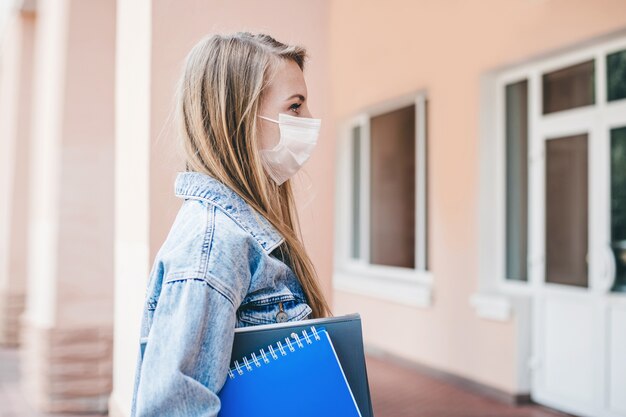 Student Noszący Medyczną Maskę Ochronną