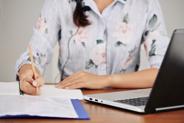 Student Ogląda Webinarium Online