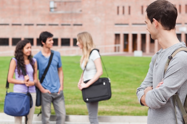 Student patrząc na swoich kolegów z klasy rozmawiać