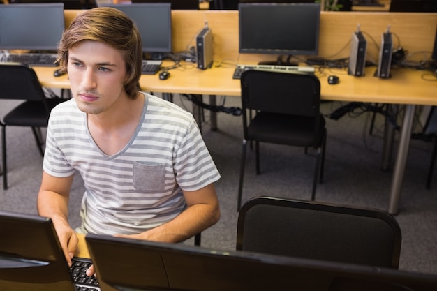 Student pracuje na komputerze w klasie