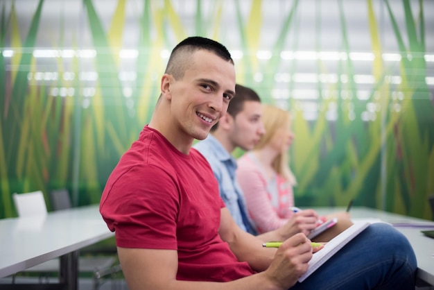 student robienia notatek w klasie. koncepcja edukacji biznesowej, dorywczo młody biznesmen na szkoleniu seminaryjnym