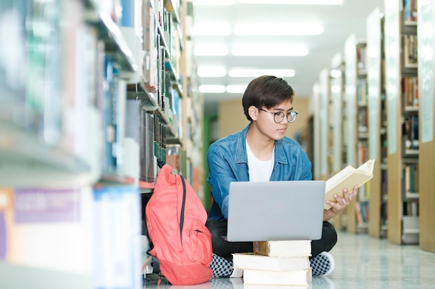 Student siedzi i studiuje w bibliotece