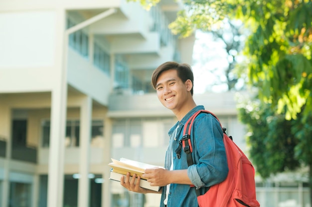 Student Stojący Na Zewnątrz I Trzymający Książki