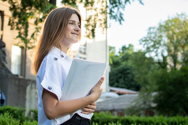 Student stojący w pobliżu uczelni