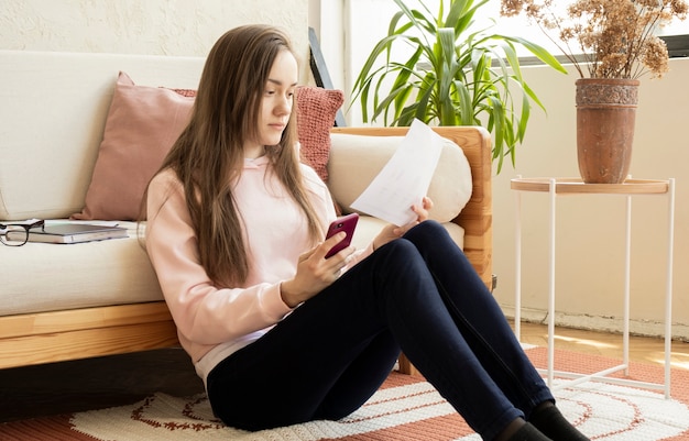 Student studiuje i ucząc się czytania notatek, koncepcyjne zdjęcie.