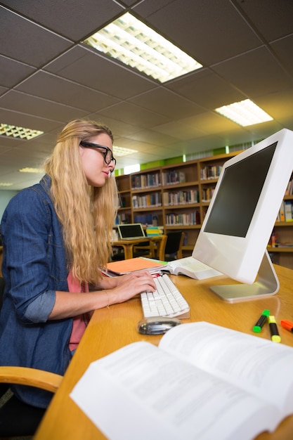 Student Studiuje W Bibliotece Z Komputerem