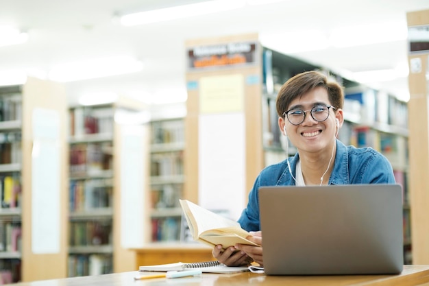 Student studiuje w bibliotece