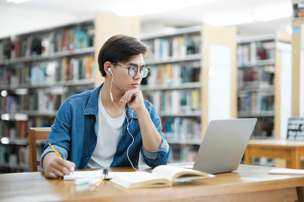 Student studiuje w bibliotece