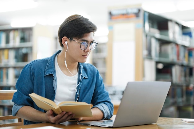 Student studiuje w bibliotece