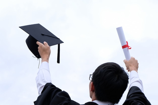 Student Z Gratulacjami, Absolwenci W Todze Ukończenia Uniwersytetu.