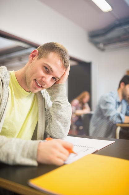 Student z innymi pisanie notatek w klasie