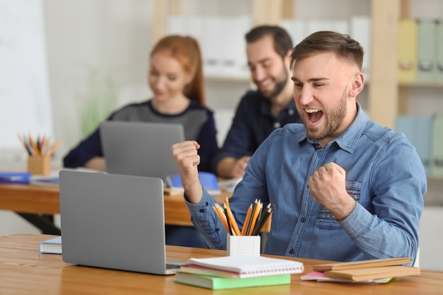 Student Z Laptopem Odrabiania Lekcji W Klasie