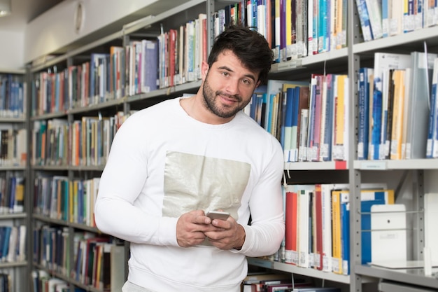 Student zadowolony z nauki online Nauka przez eLearning Technologia treści z telefonem komórkowym