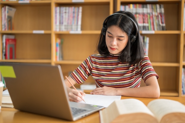 Studentka Czyta Książkę W Bibliotece