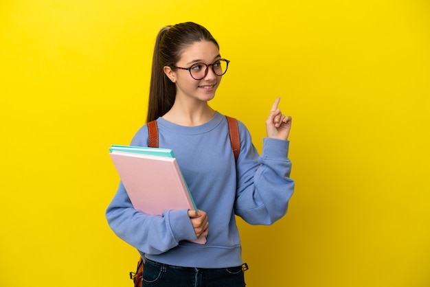 Studentka, dzieciak, kobieta, wskazująca świetny pomysł na odosobnionym żółtym tle