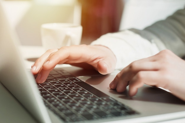 Studentka edukacji w zakresie stylu życia. Biznesmen praca na laptopie dla projektu.