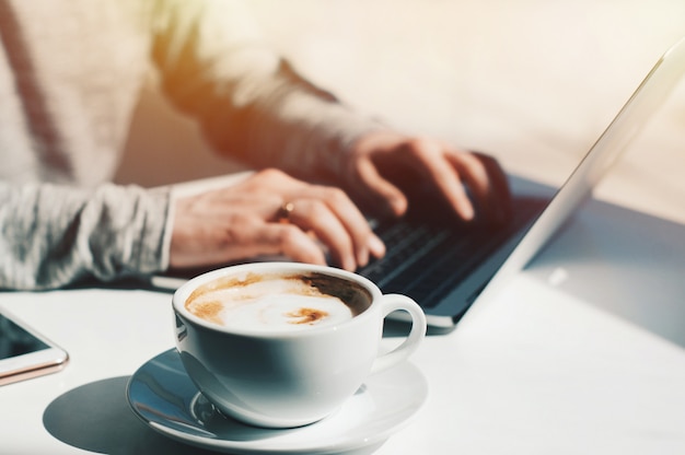 Studentka edukacji w zakresie stylu życia. Biznesmen praca na laptopie dla projektu.