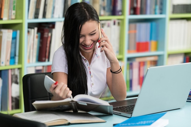 Studentka korzystająca z telefonu komórkowego