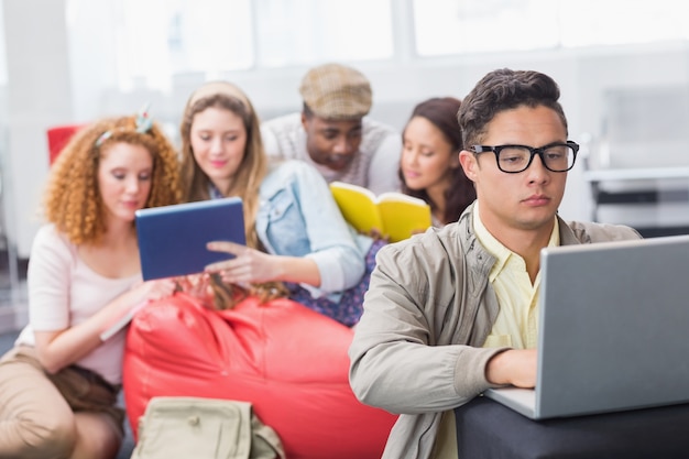 Studentka mody za pomocą swojego laptopa