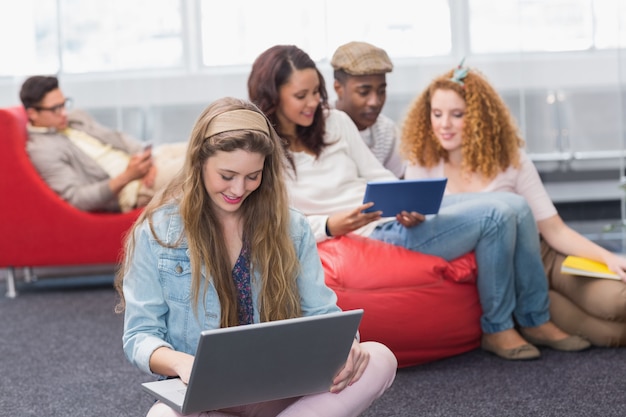 Studentka Mody Za Pomocą Swojego Laptopa