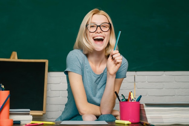 Zdjęcie studentka myśli o zajęciach na uniwersytecie i koncepcji edukacji korepetycji learni