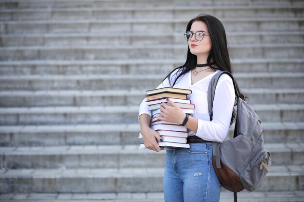 Studentka na ulicy z książkami