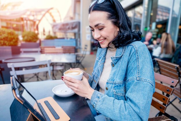 studentka ogląda seminarium internetowe dotyczące edukacji online za pomocą laptopa