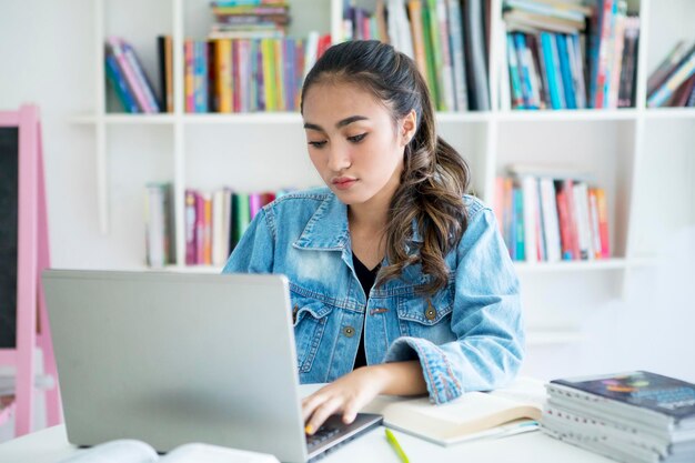 Studentka pisząca na laptopie podczas nauki