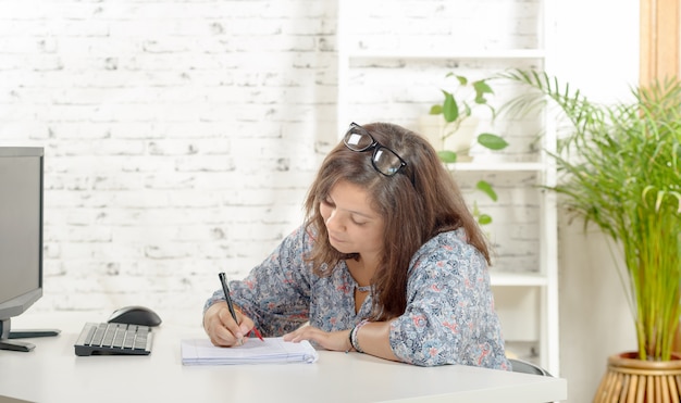 studentka pracuje nad swoją pracą domową