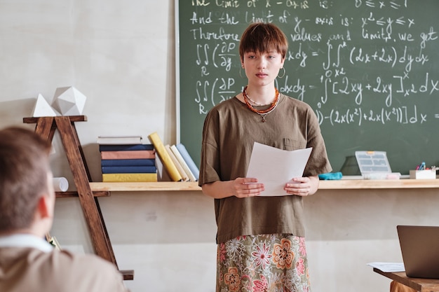 Studentka prezentująca swój raport na lekcji