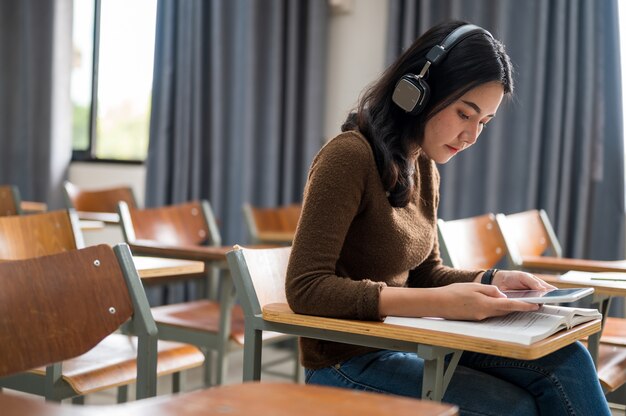 Studentka Siedzi I Słucha Muzyki W Klasie