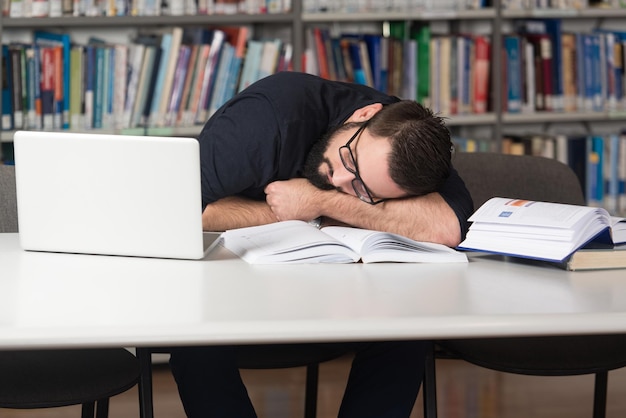 Studentka śpiąca w bibliotece