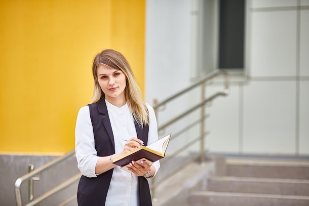 Studentka Stoi Na Schodach Budynku I Marzy