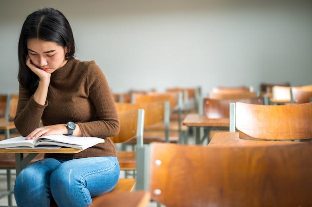 Studentka Studiująca W Salach Lekcyjnych Na Uniwersytecie