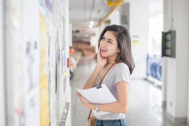 Studentka uniwersytetu jest ekscytująca z raportu z egzaminu