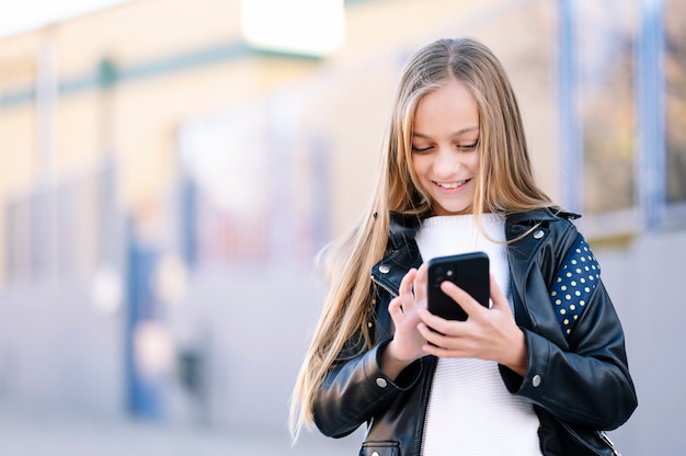 Studentka w drodze do szkoły za pomocą smartfona