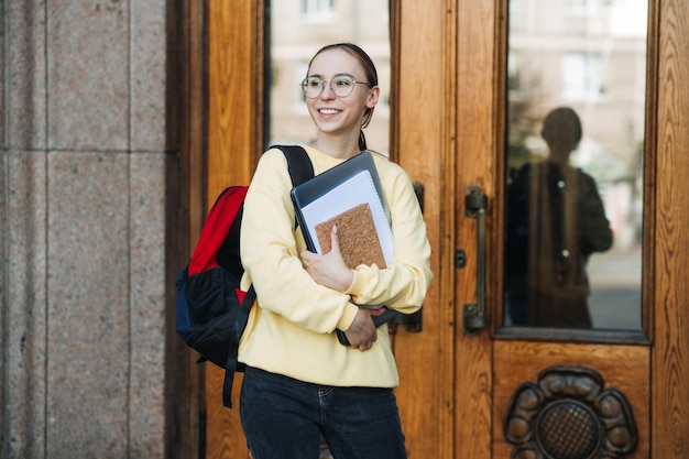 Studentka z mieszanej rasy wkracza do drzwi uniwersytetu