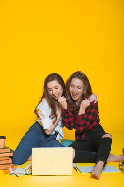 Studentki dziewczyny Szczęśliwa młoda kobieta Studenci z zeszytami na żółto Student na uczelni