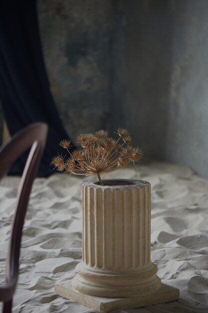 Zdjęcie studio fotograficzne z piaskiem stary opuszczony budynek wazon z suszonymi kwiatami