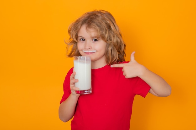 Studio odizolowywał portret dziecka pije mleko Kid z szkłem mleka i mleka wąsy