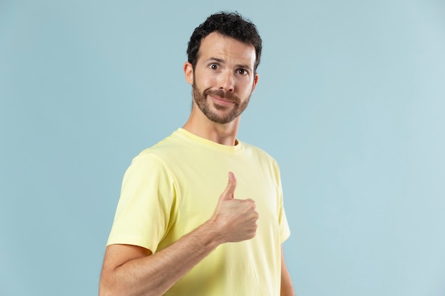 Studio portret brunetki młodego mężczyzny