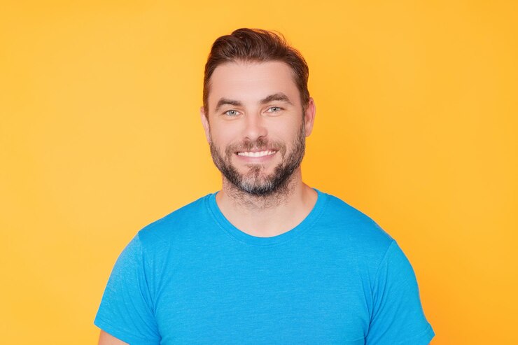 Zdjęcie studio portret przystojniaka hipster facet model zdjęcie głowy mężczyzna twarz millennial przystojniak pewny siebie mężczyzna model mężczyzna wyglądający dumnie closeup twarz atrakcyjnego mężczyzny elegancki facet