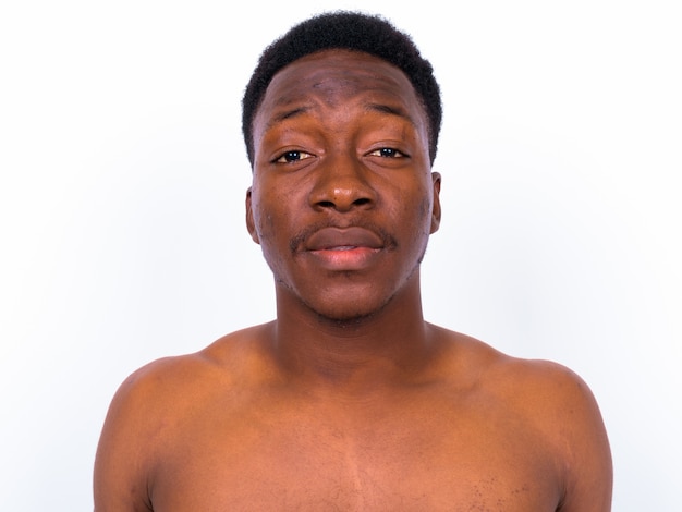 Studio Strzałów Młody Przystojny Mężczyzna Afryki Bez Koszuli Na Białym Tle