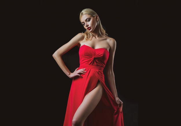 Studio sztuki mody portret pięknej eleganckiej kobiety w czerwieni