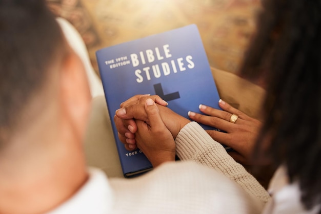 Studiowanie religii i para trzymająca się za ręce z biblią do modlitwy uwielbienia i zaufania w związku Opieka nad miłością oraz mężczyzna i kobieta z uczuciem podczas nauki o Bogu, wierze i chrześcijaństwie